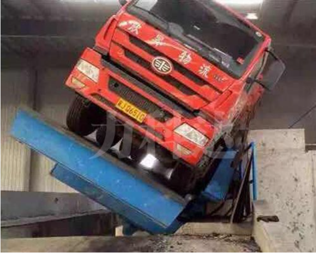 側(cè)翻式液壓卸車機(jī)